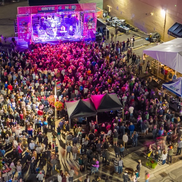 A street concert crowd in Oshawa