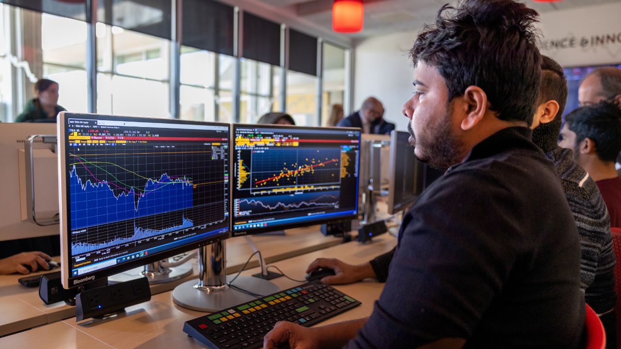 A student working in the finance lab