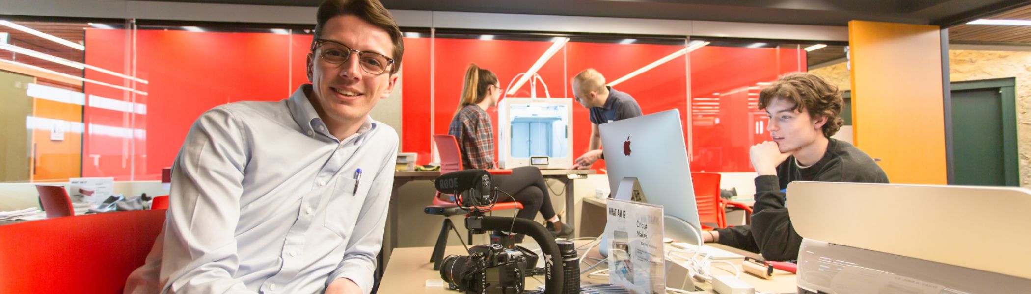 Students training in a media lab